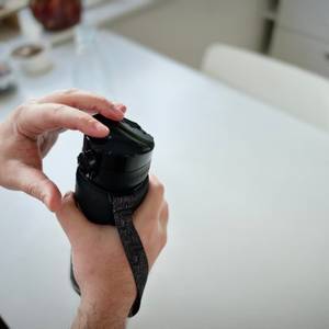 Die Trinkflasche wird geöffnet.