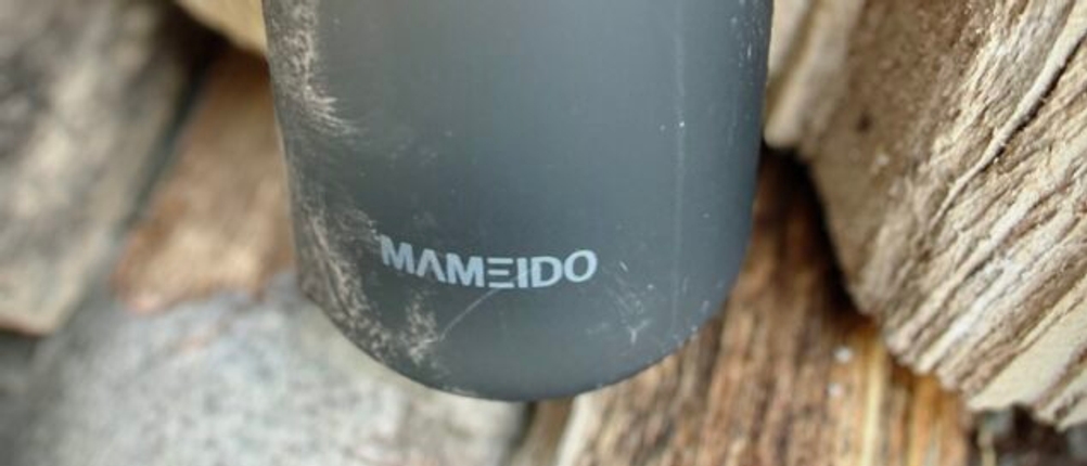 Die Mameido-Tritan-Trinkflasche zeigt Gebrauchsspuren am Boden. Das Material ist leicht verkratzt, bleibt aber intakt.