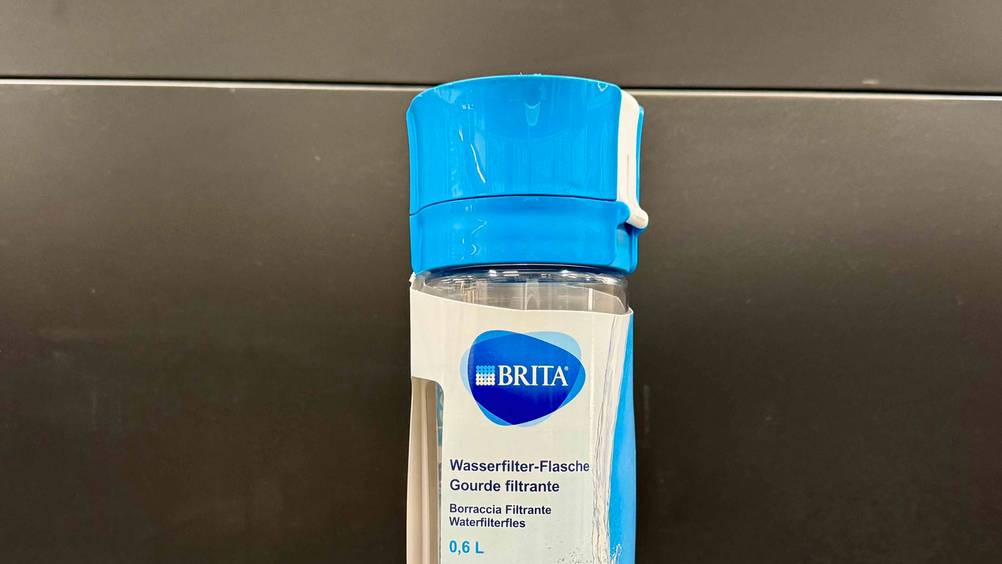 Trinkflasche mit Filter getestet: Nahaufnahme der verpackten Flasche mit Logo.