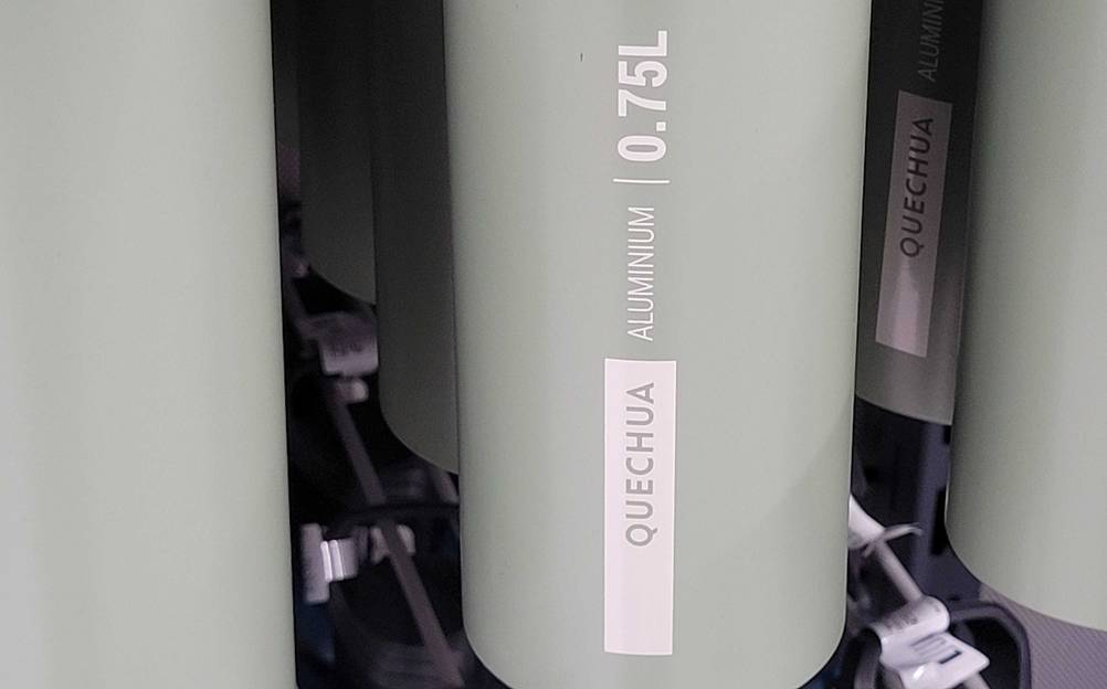 Trinkflasche ohne Plastik im Test: Nahaufnahme des Aufdrucks auf der Flasche.