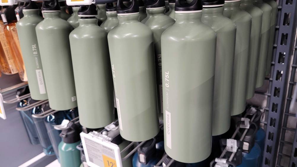 Mehrere der getesteten Trinkflasche ohne Plastik hängen in einem Regal.