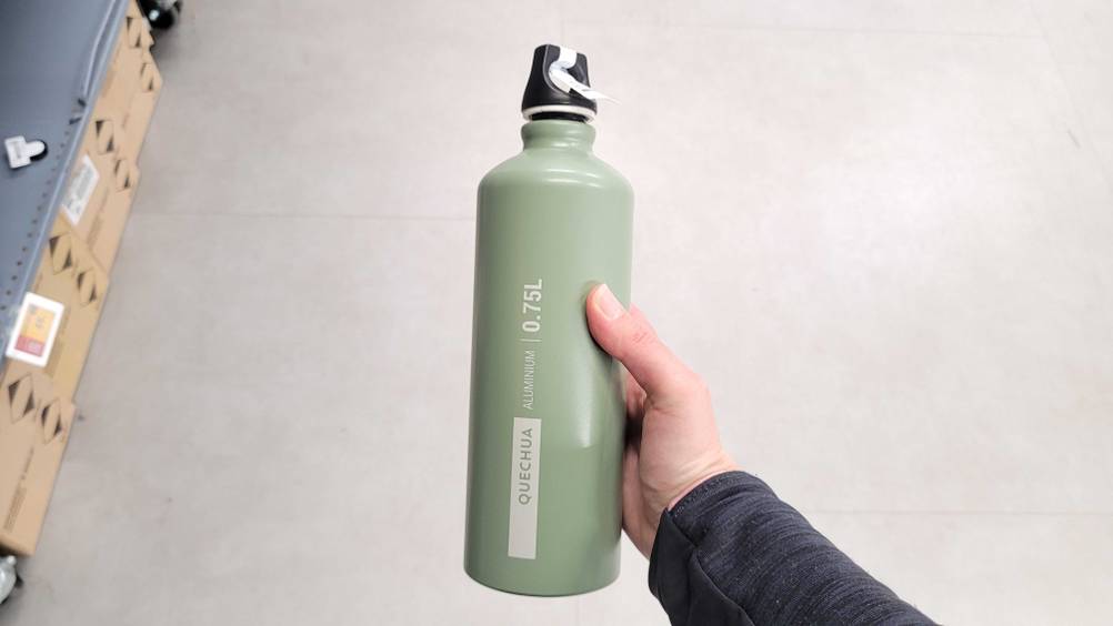 Eine Hand hält die getestete Trinkflasche ohne Plastik hoch.
