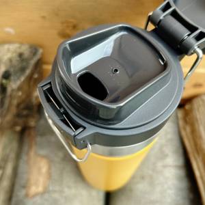 Nahaufnahme des Mundstücks der Stanley Quick Flip Flasche mit geöffnetem Deckel. Der Verschlussmechanismus ist klar erkennbar.