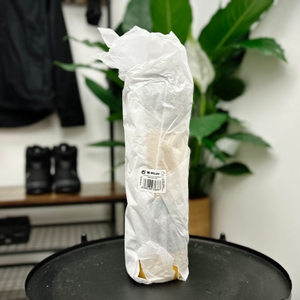 Die Stanley-Quick-Flip-Trinkflasche ist vollständig in Papier eingeschlagen. Ein Aufkleber mit Barcode ist außen angebracht.