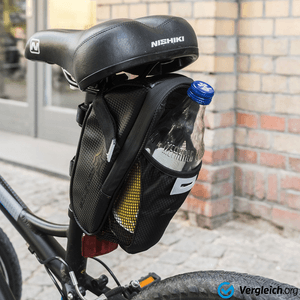 Eine Mate-Flasche steckt in einer Fahrrad-Satteltasche.