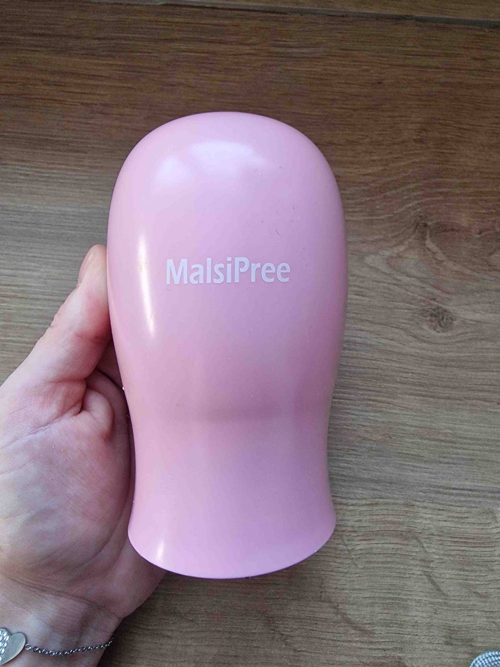 Im Test: Unterseite der Trinkschale mit Markennamen einer Hundetrinkflasche.