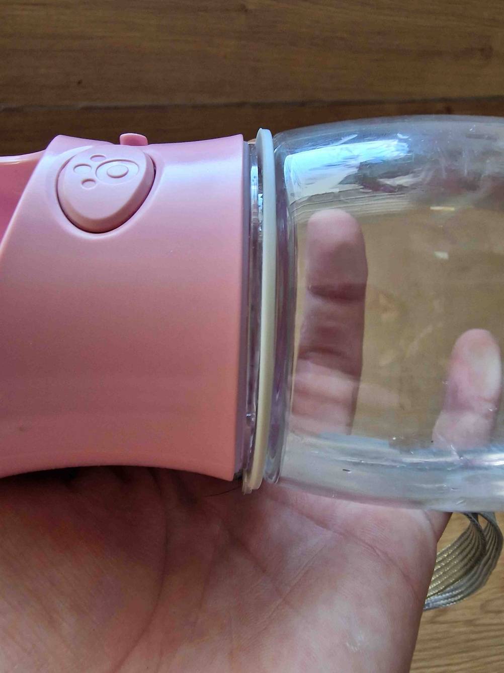 Hundetrinkflasche getestet: Nahaufnahme des Bedienelementes mit Pfotenabdruck.