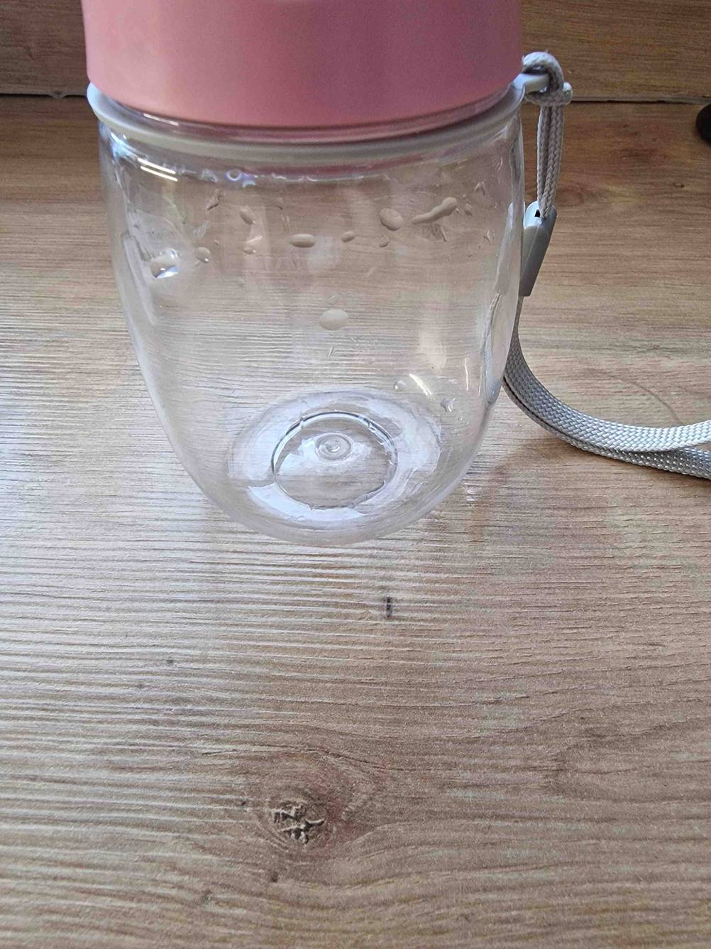 Detailansicht des transparenten Wasserbehälters einer getesteten Hundetrinkflasche.