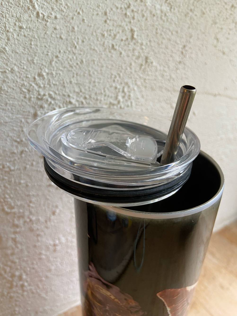 Trinkhalmflasche im Test: Nahaufnahme des Deckels mit Trinkhalm.