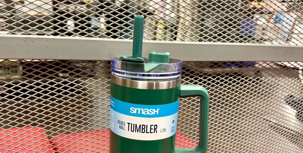Trinkhalmflasche im Test: Nahaufnahme des Label auf der Trinkhalmflasche.
