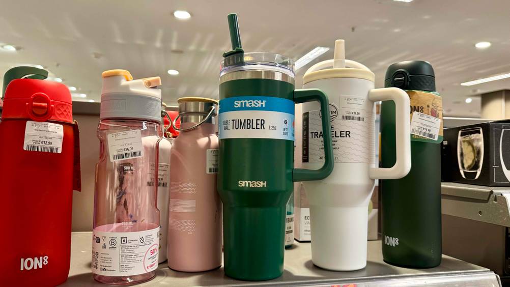Auf einem Verkaufsregal mit mehreren anderen, steht die getestete Trinkhalmflasche.