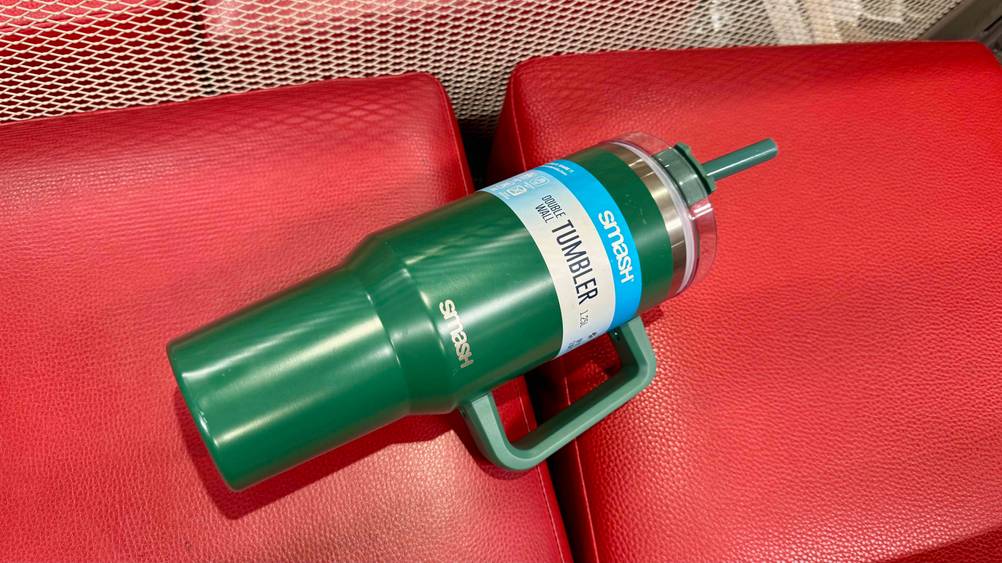 Auf einem roten Polster liegt eine Trinkhalmflasche im Test.