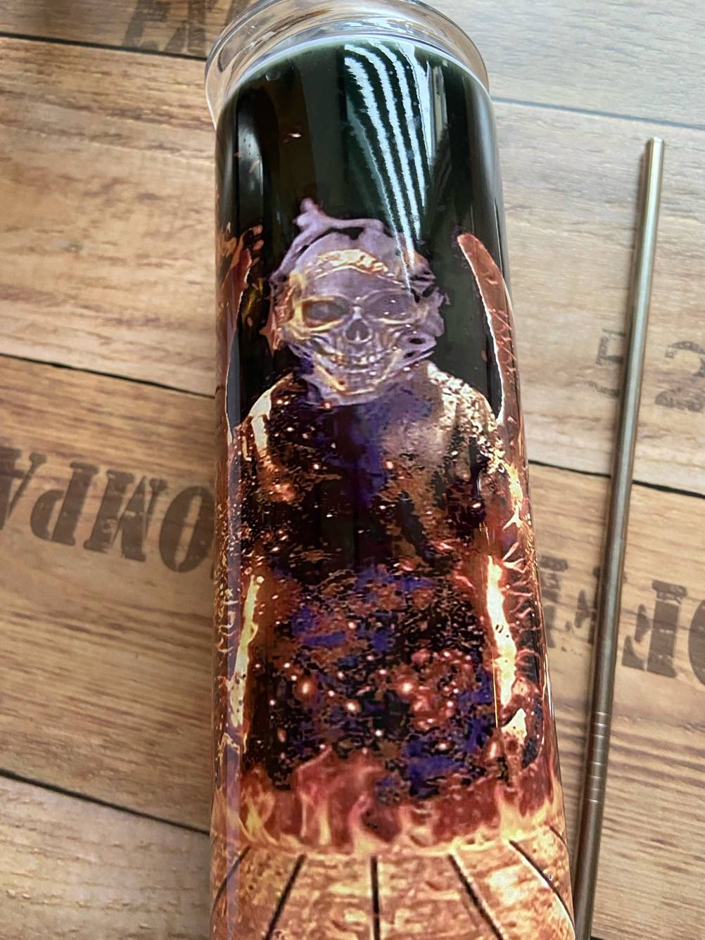 Trinkhalmflasche getestet: Nahaufnahme des Aufdrucks auf der Flasche.