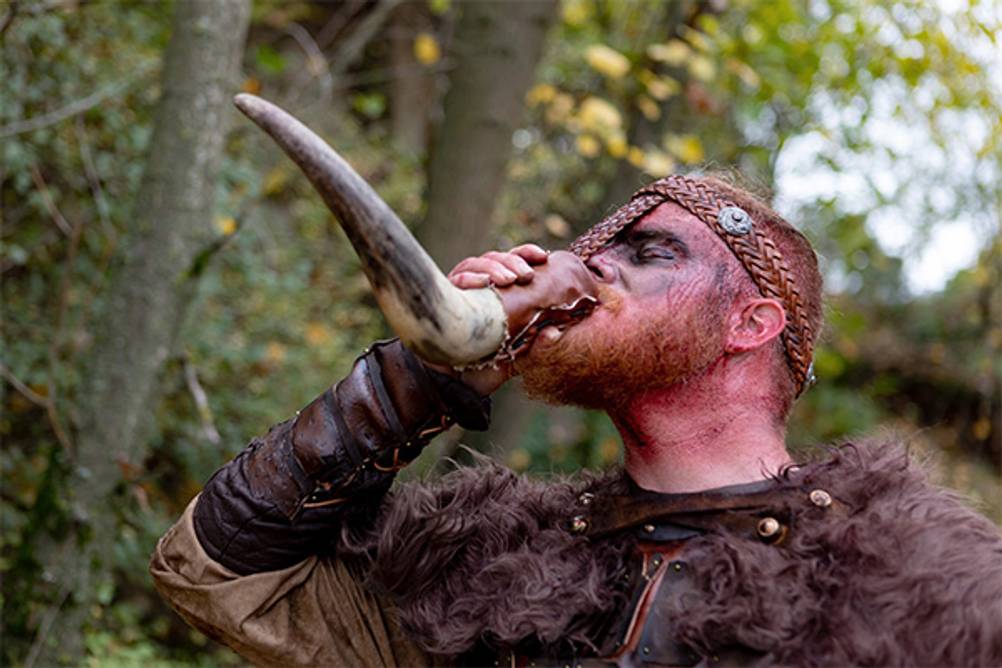 Trinkhorn im Test: Ein Wikinger trinkt daraus