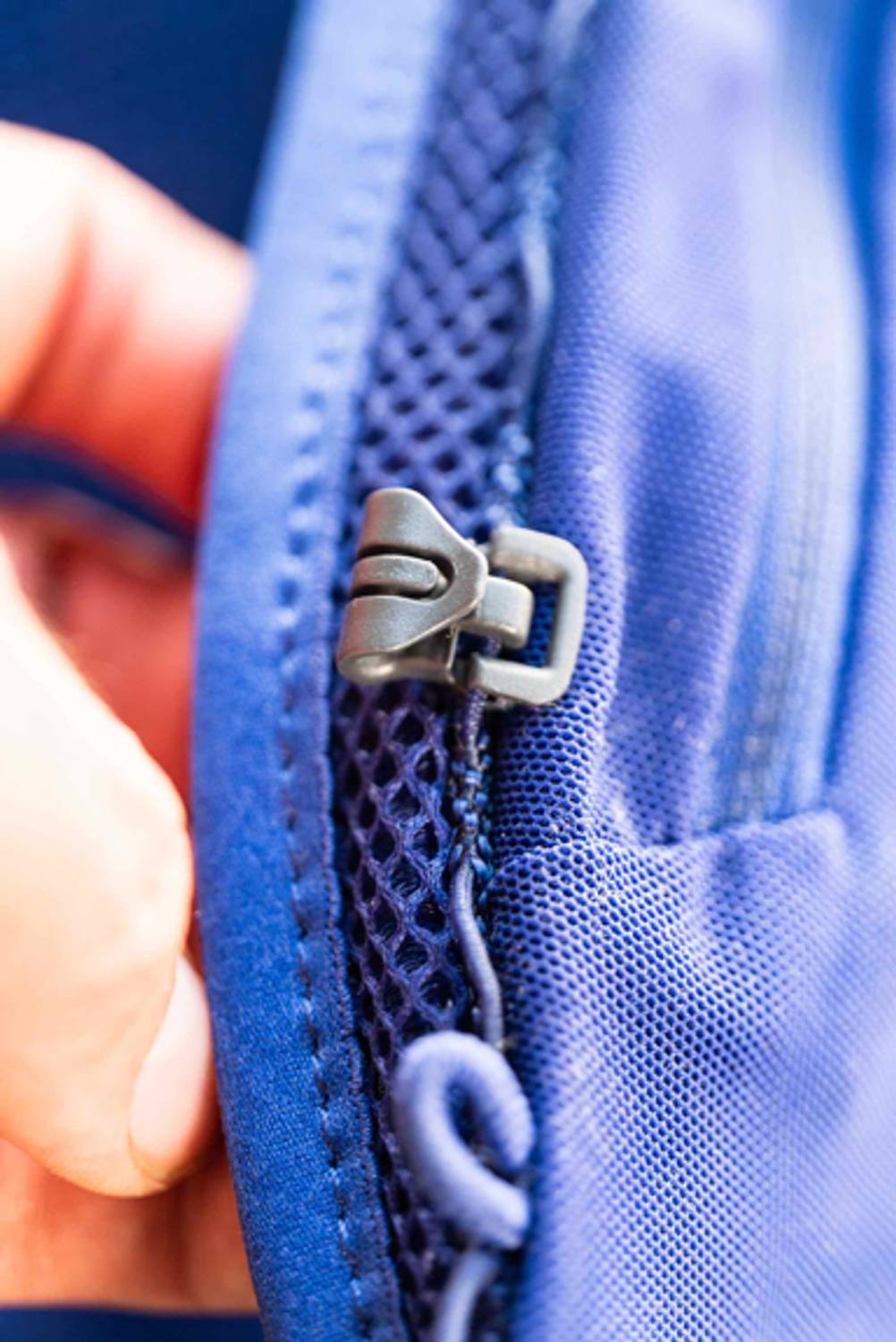 Nahaufnahme eines Hackens am getesteten Trinkrucksacks.
