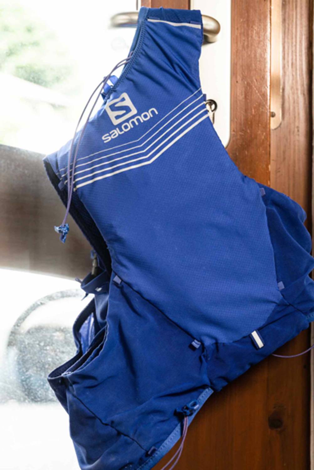 Ein getesteter Trinkrucksack hängt an einem Fenstergriff.