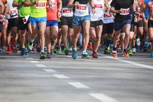 Trinkweste-Test: Mehrere Läufer auf einem Marathon. 