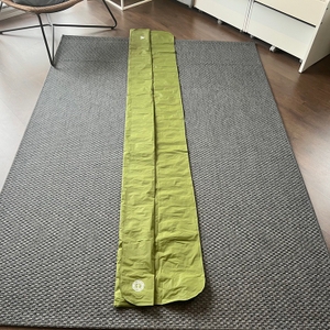 Die auseinandergerollte Trinordic YYSD liegt auf einem Teppich