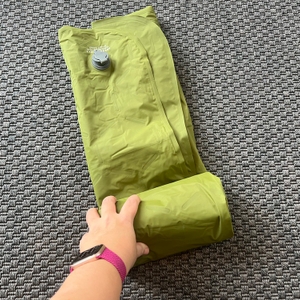 Eine Hand rollt die Trinordic YYSD auseinander