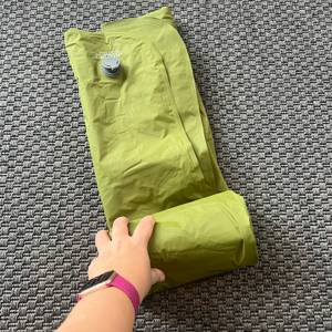 Eine Hand rollt die Trinordic YYSD auseinander