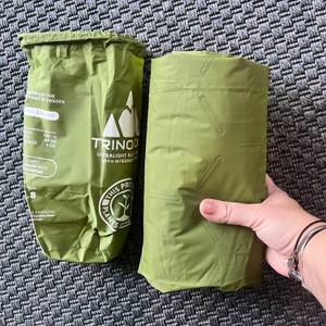 Eine Hand hält die Trinordic YYSD neben ihre Schutzhülle