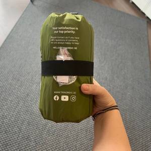 Eine Hand hält die Trinordic YYSD fest