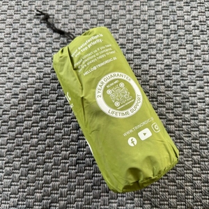 Die Trinordic YYSD liegt in ihrer Schutzhülle auf einem Teppich