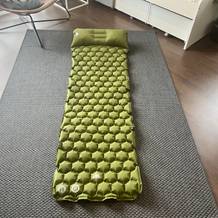 Die Trinordic YYSD liegt vollständig mit Luft befüllt auf einem Teppich