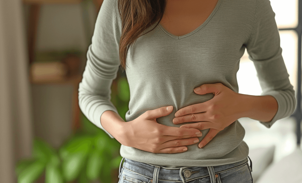 Triphala-Test: Eine Frau hält ihre Hände auf ihren Bauch. 
