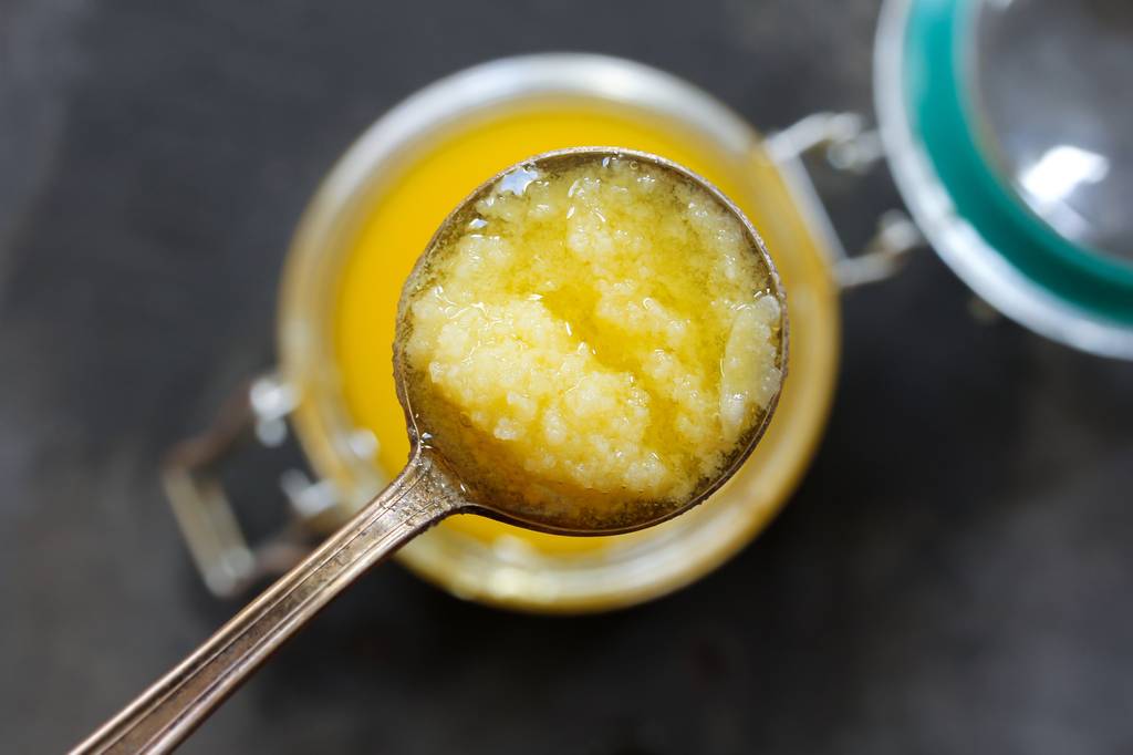 Triphala-Test: Auf einem silbernen Löffel befindet sich Ghee. 