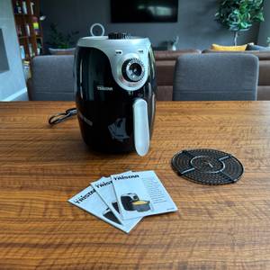 Der Lieferumfang der Tristar FR-6980 steht auf einem Tisch.