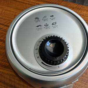 Ein Drehregler zur Einstellung der Temperatur an der Oberseite der Tristar FR-6980.