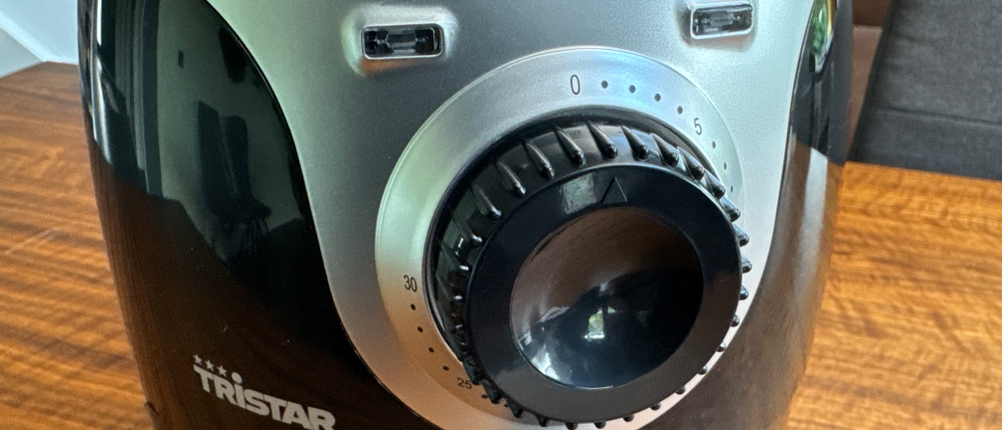 Ein Drehregler zur Einstellung der Zeit an der Vorderseite der Tristar FR-6980.