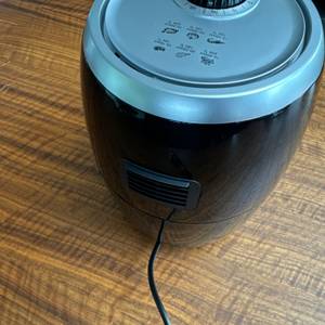 Die Rückseite der Tristar FR-6980 mit Lüftungsschlitzen.