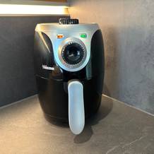 Die Tristar FR-6980 steht während der Verwendung auf einer Küchenarbeitsplatte.