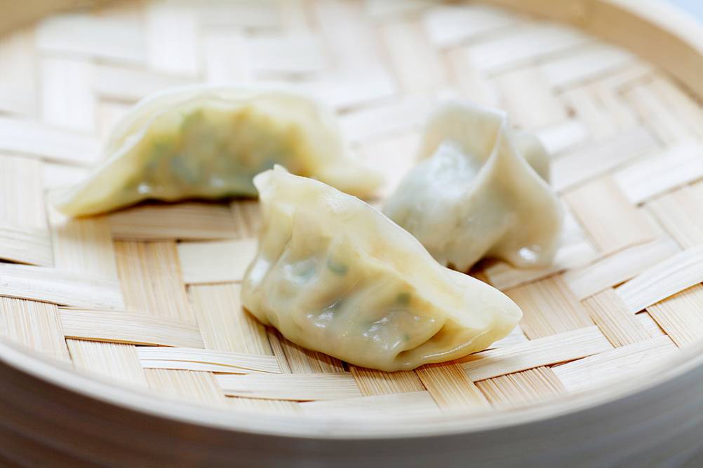 Tristar-Fritteusen im Test: gedämpfte Dim Sum auf einem Bambuskorb