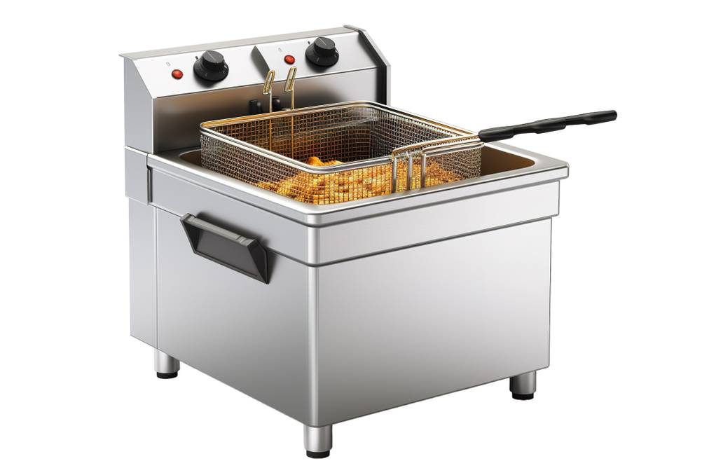 Tristar-Fritteusen im Test: große Edelstahl-Fritteuse mit Garkorb, in dem sich Pommes befinden, vor einem weißen Hintergrund