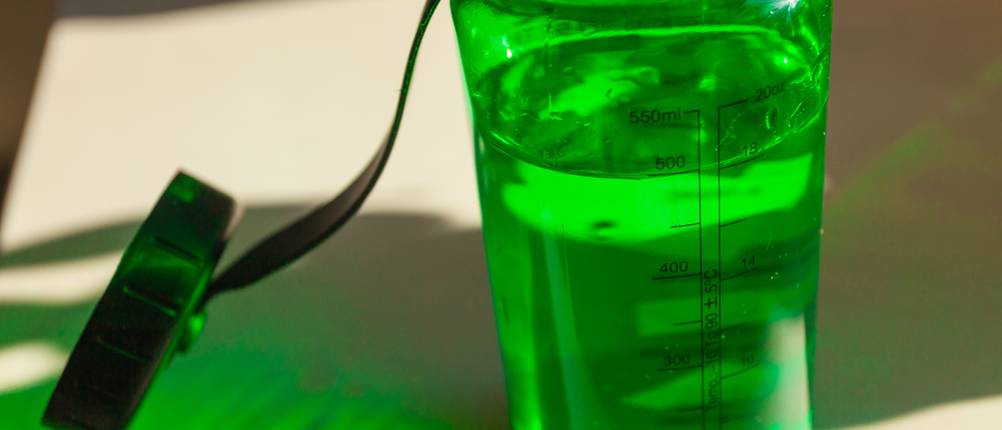 Tritan-Trinkflasche-Test: Eine grüne Tritan-Trinkflasche mit Messskala.