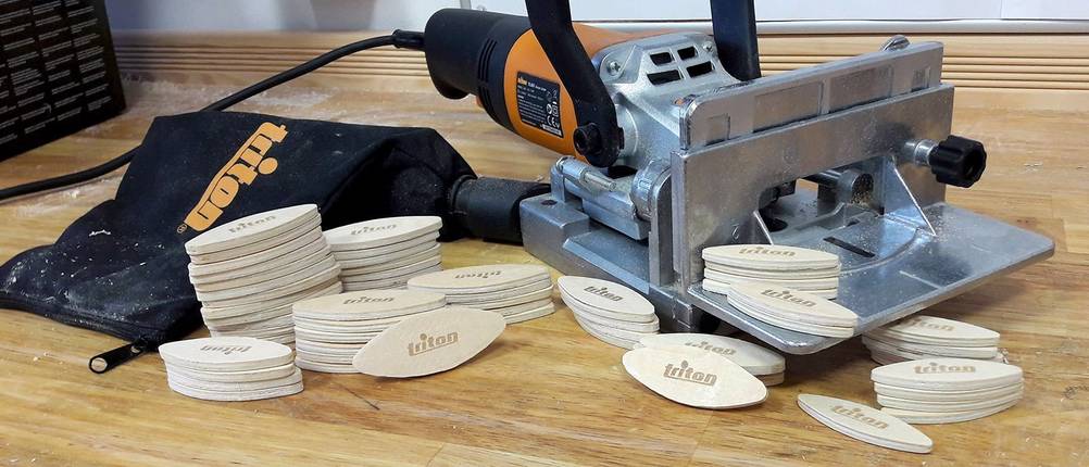 Lamellofräse Triton TBJ001 mit drei Größen von Holzdübeln