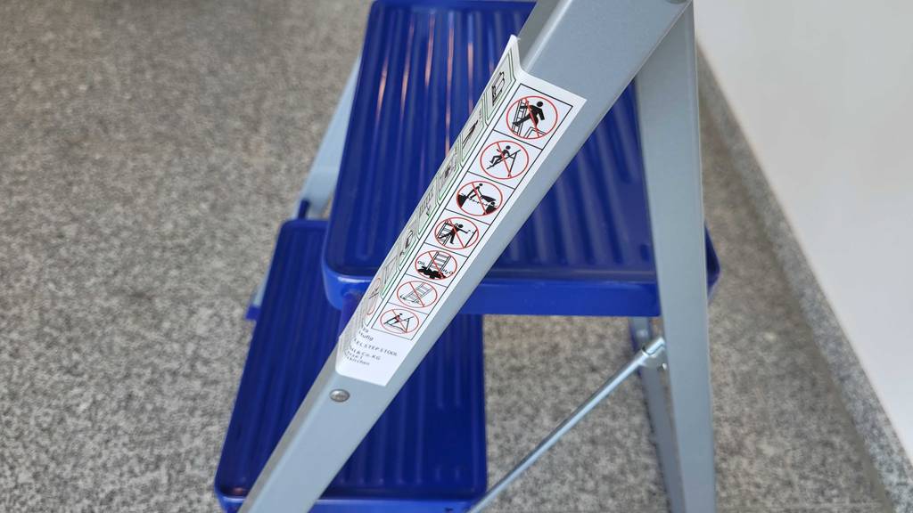 Lux-Trittleiter 2 Stufen – Aufkleber mit Sicherheitshinweisen