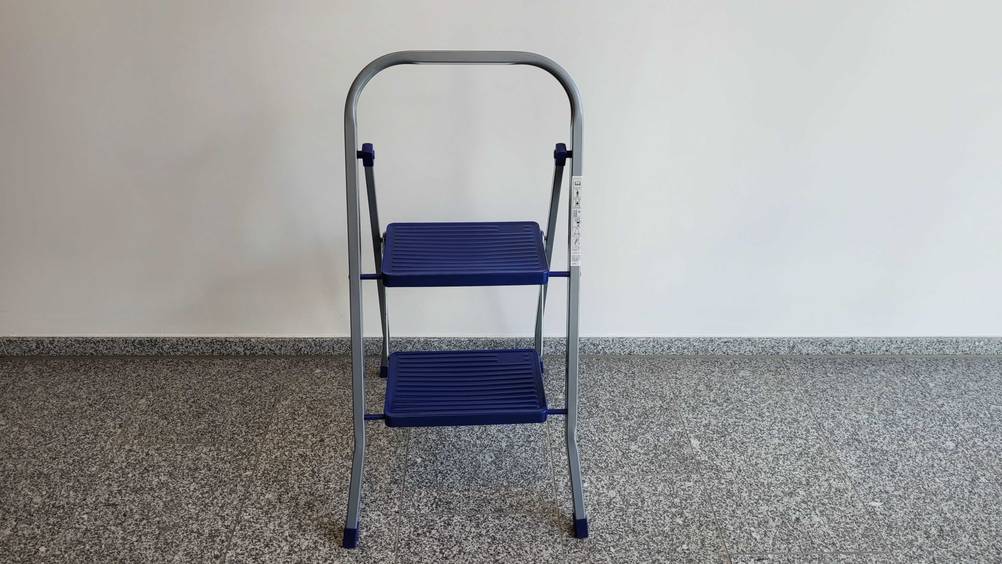 2-Stufen-Trittleiter getestet: Eine Leiter vor einer hellen Wand.