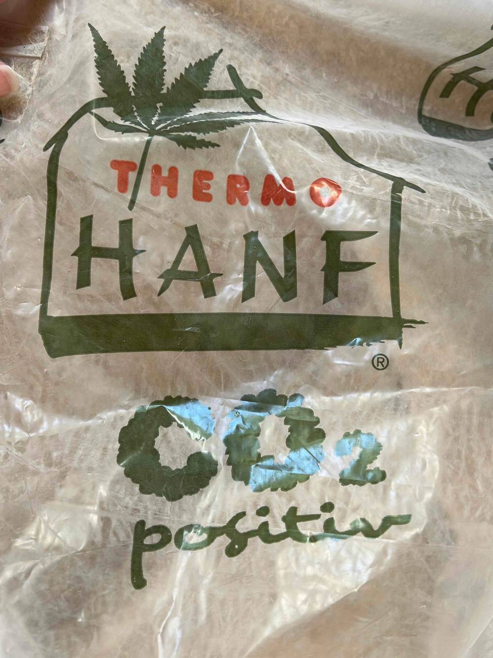 Nahaufnahme des Logos auf einer Verpackung der getesteten Trittschalldämmung.