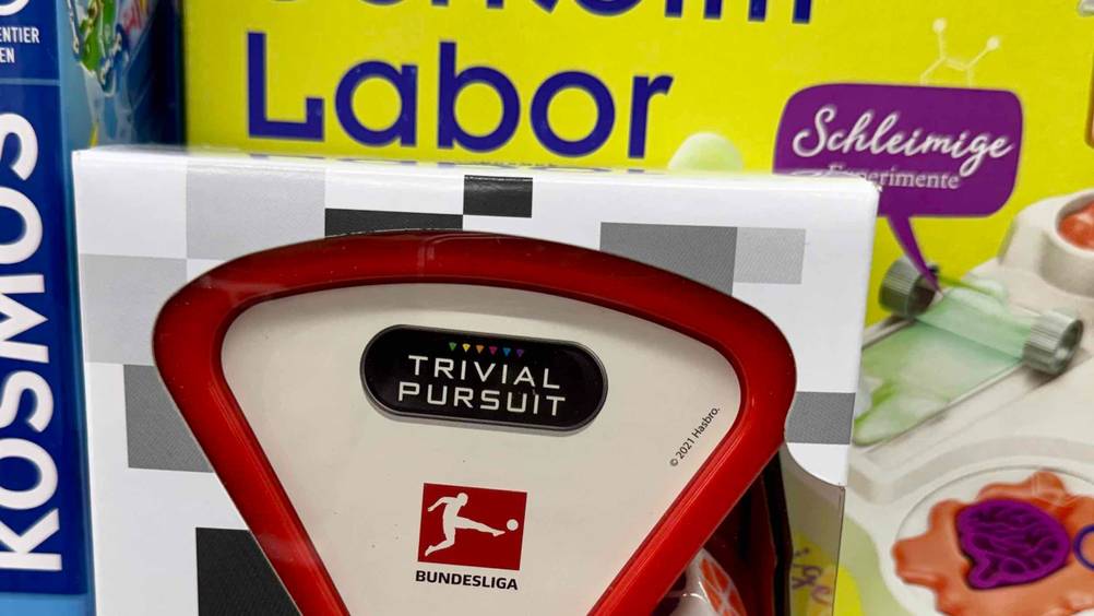 Trivial Pursuit im Test: Nahaufnahme der transparenten Verpackung mit Logo.
