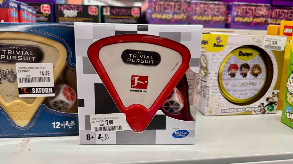 Das getestete Trivial Pursuit neben anderen Produkten auf einem Verkaufsregal.