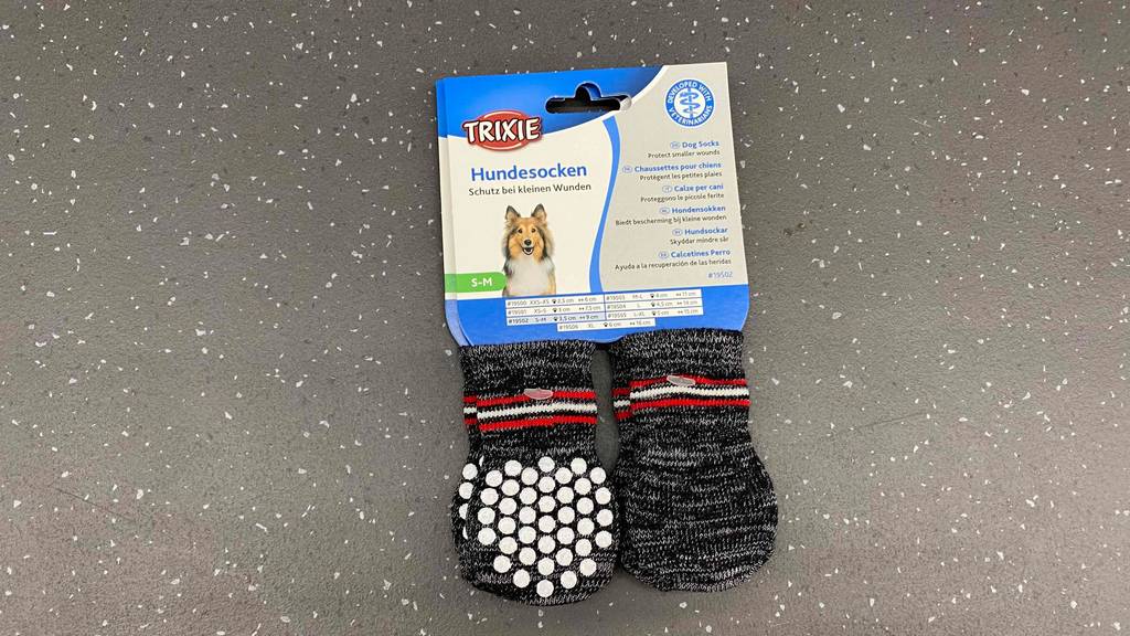 Grau melierte Trixie-Hundesocken im Test befinden sich in einer Verpackung.