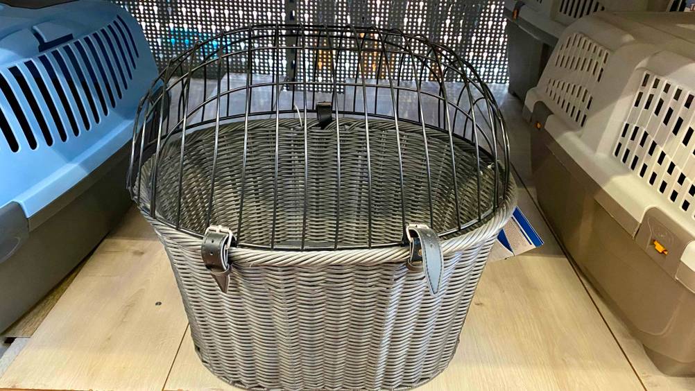 Im Test: Ein Hundefahrradkorb steht zwischen anderen Tierkörben in einem Regal.