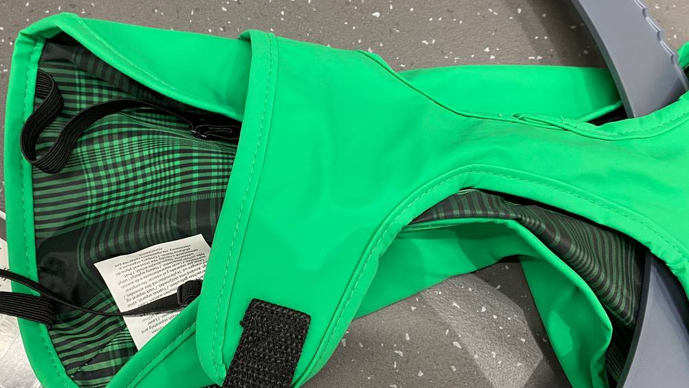 Hundemantel von Trixie getestet: Mantel hat eine grüne Farbe.