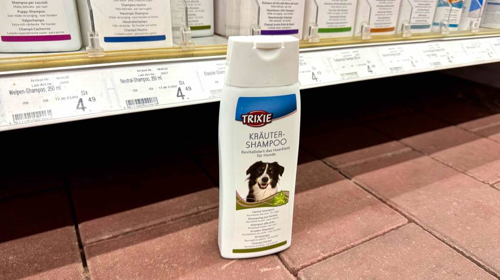 Im Test: Eine Flasche Trixie-Hundeshampoo steht vor einem Verkaufsregal.