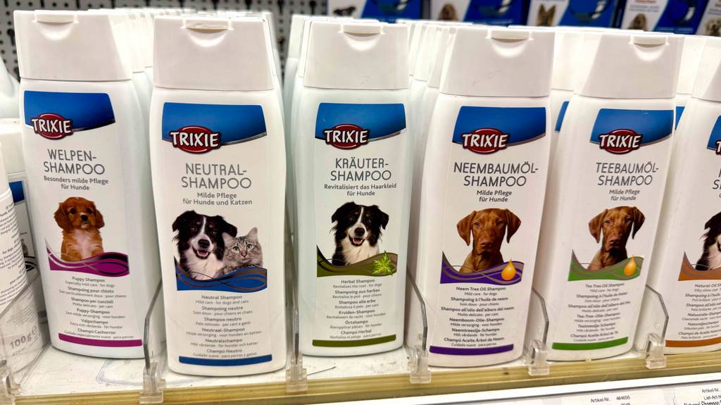 Trixie-Hundeshampoo im Test: Mehrere Flaschen unterschiedlicher Varianten stehen in einem Regal.