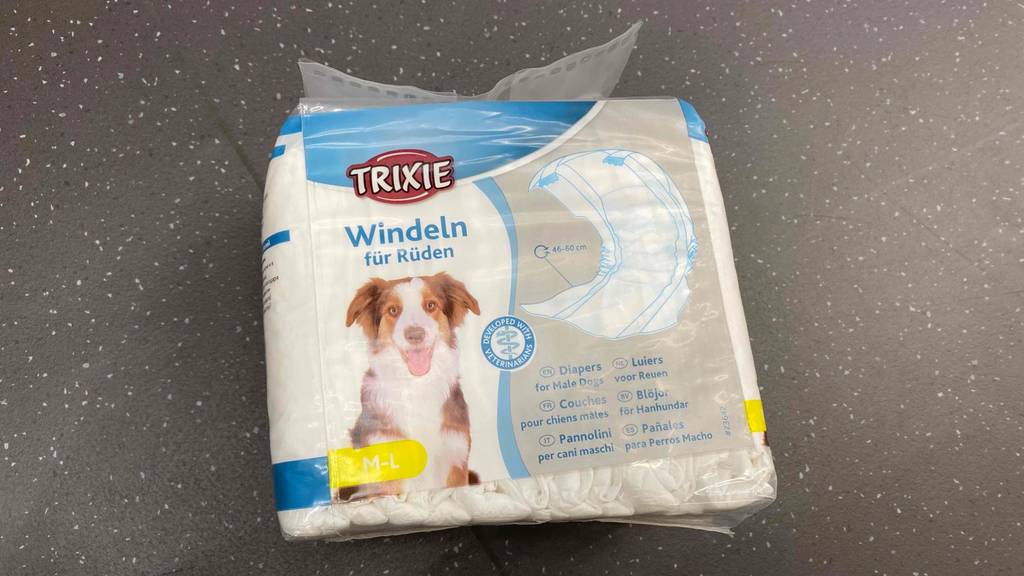 Verpackung mit Trixie-Hundewindeln im Test liegt auf grauem Untergrund.